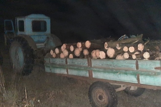 У Городнянському районі поліція затримала трактор із деревиною без документів