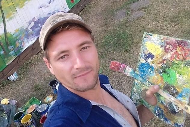 Пейзажі та мультгерої: в селі на Чернігівщині чоловік розфарбував майже 80-метровий паркан