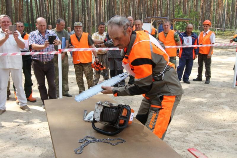 Житель Чернігівщини потрапив у п’ятірку кращих на змаганнях вальників лісу