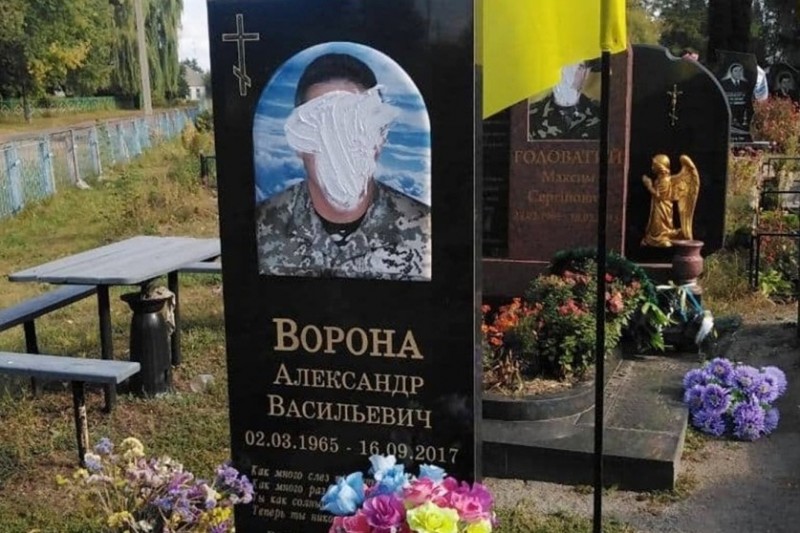 На менському кладовищі вандали пошкодили пам’ятники загиблим воїнам