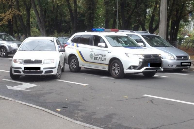 На проспекті Миру легковик «поцілувався» з поліцейською автівкою (Фотофакт)
