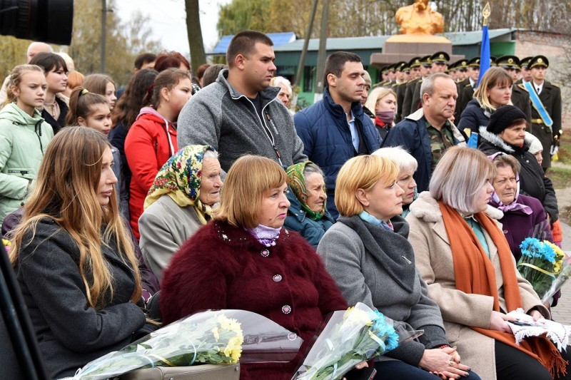На Чернігівщині урочисто відкрили пам'ятний знак на честь Героя України Олега Міхнюка