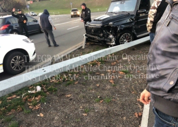 У Чернігові біля Катерининської церкви Brabus в’їхав в огорожу.