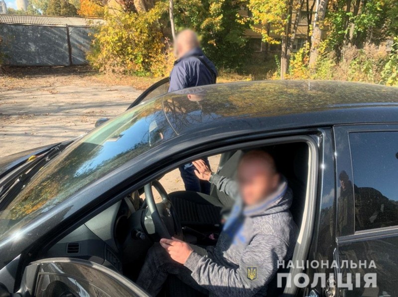 Чернігівські поліцейські затримали злодія, що з ножем пограбував таксиста