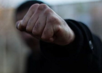 Бійка і втеча: 17-річна дівчина з братом рятували п’яного батька від поліції