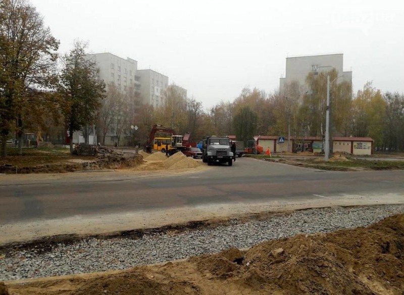 В Чернігові біля пологового будинку розширюють дорогу