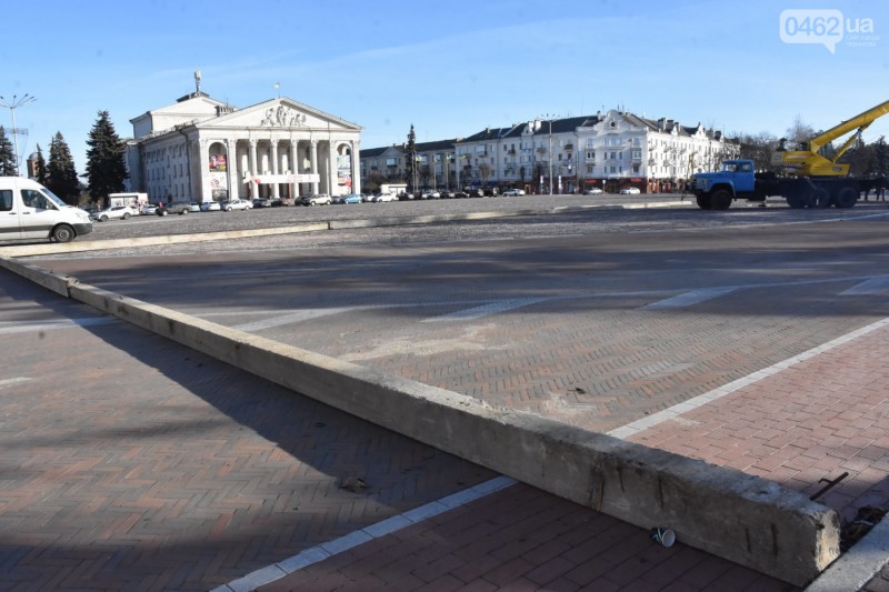 На Красній площі у Чернігові розпочали монтувати ковзанку