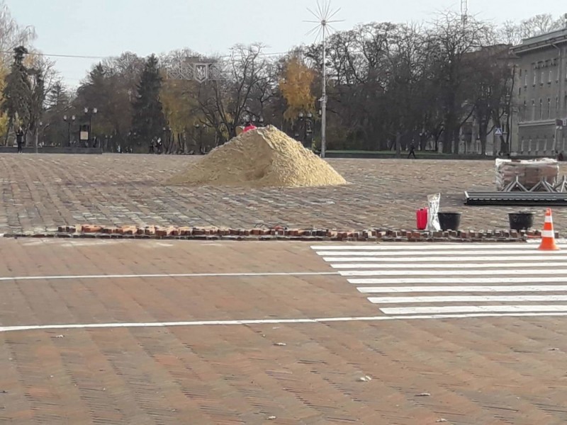 На Красній площі у Чернігові розпочали гарантійний ремонт