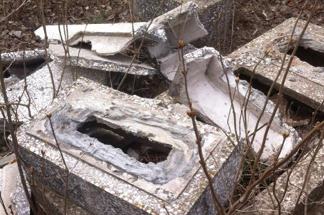 На чернігівському кладовищі невідомі пошкодили 22 пам’ятники