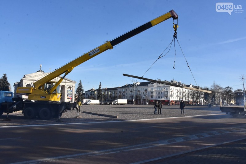 На Красній площі у Чернігові розпочали монтувати ковзанку