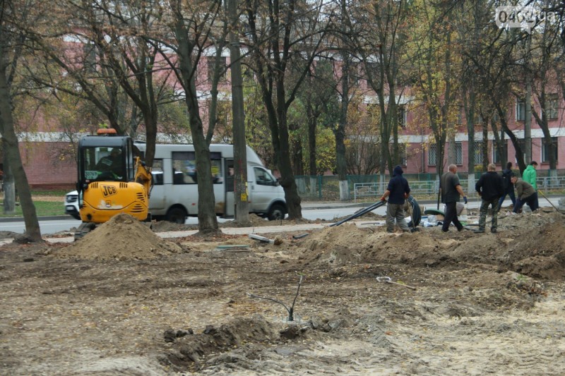 Сквер навпроти Політеху знову ремонтують: вже є газон, як на футбольном полі