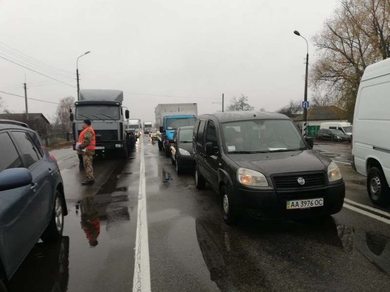 Протестный настрой: аграрии перекрыли трассу Киев-Чернигов
