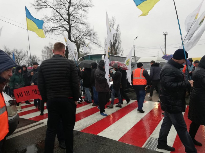 Протестный настрой: аграрии перекрыли трассу Киев-Чернигов