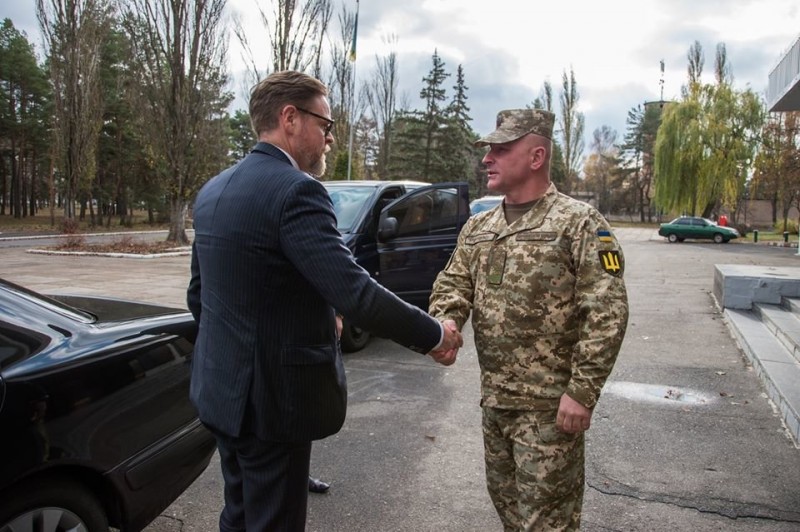 Секретов нет: иностранной военной делегации показали учебный центра "Десна"