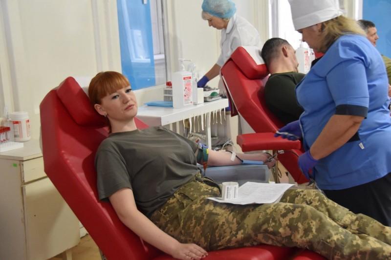 Брати по крові: чернігівські військові стали донорами