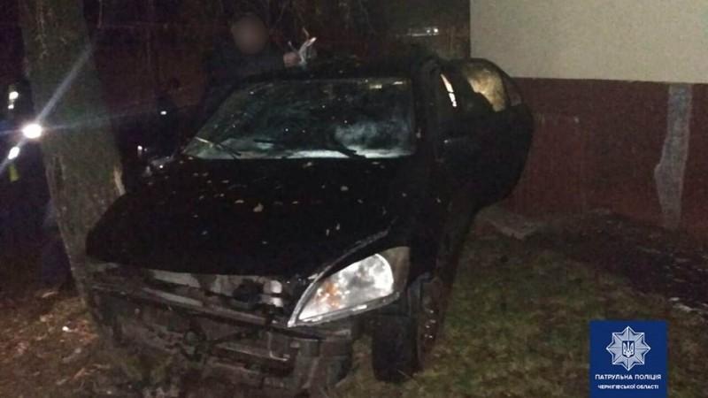 Таранил дом: в Чернигове водитель Mitsubishi врезался в многоэтажку