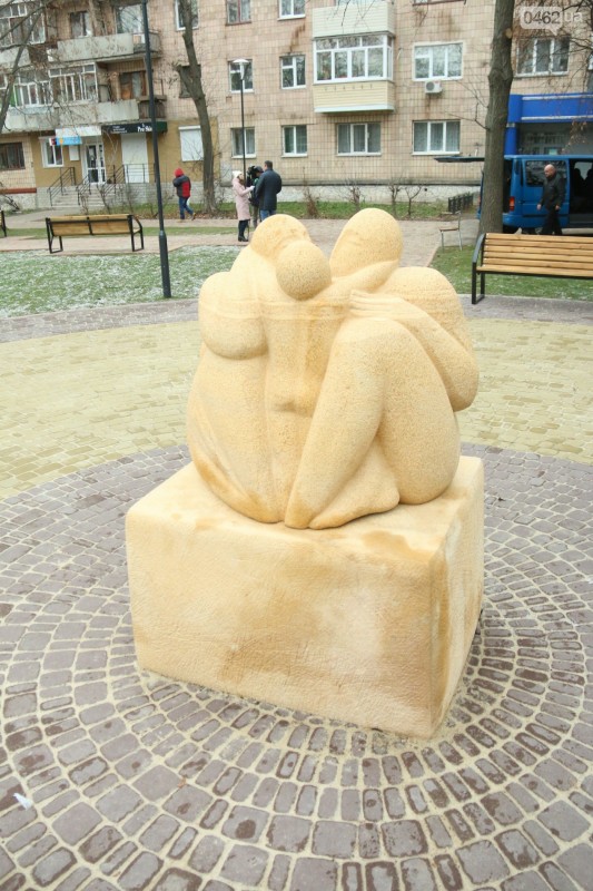 У Чернігові відкрили реконструйований сквер разом із скульптурою "Сім'я"