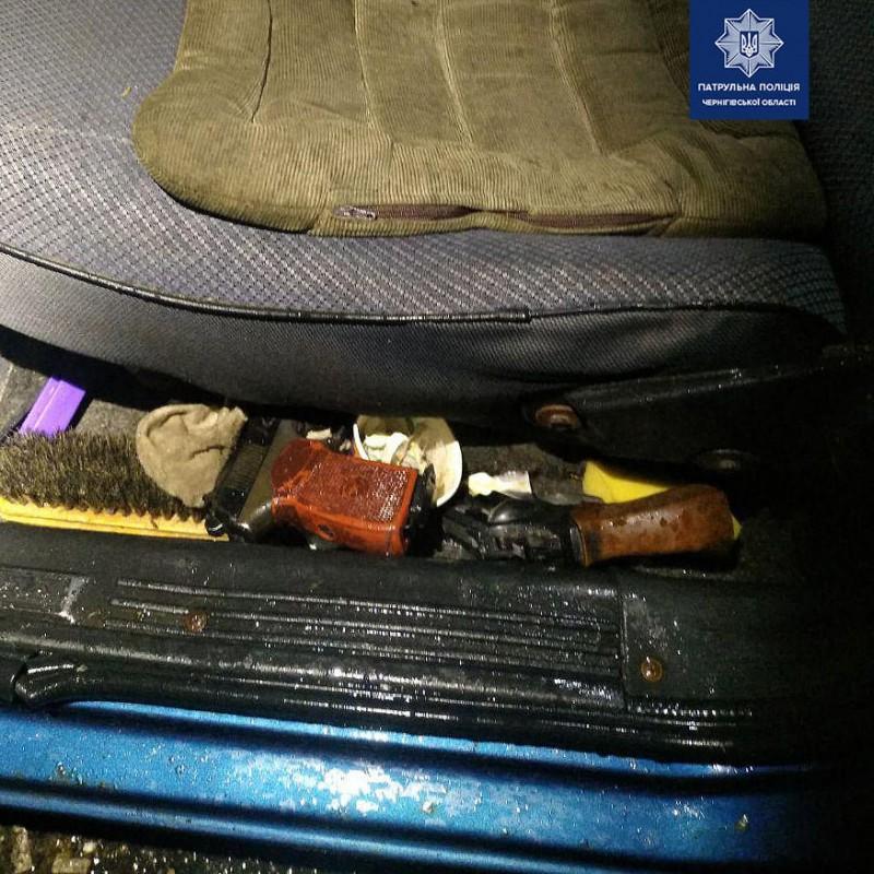 Пьяный черниговец спал в авто в компании предметов, напоминающих оружие