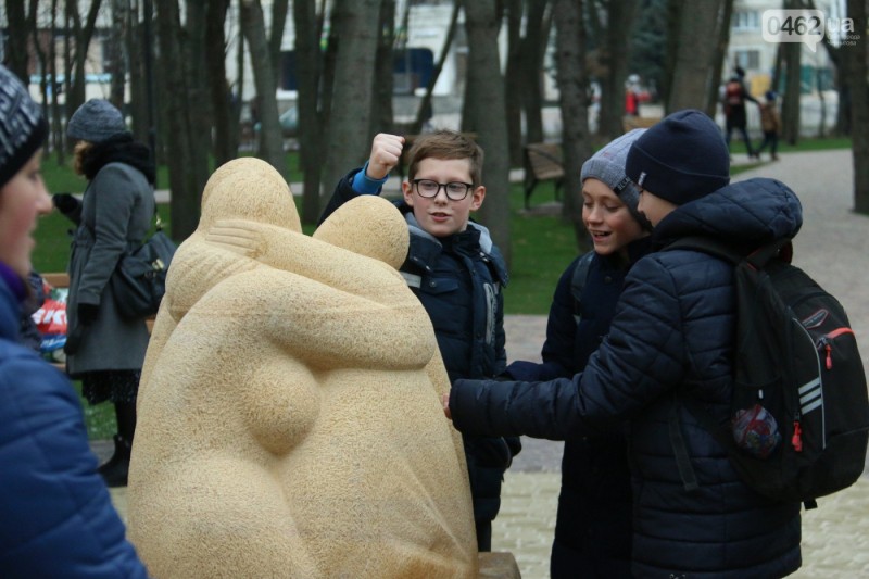 У Чернігові відкрили реконструйований сквер разом із скульптурою "Сім'я"