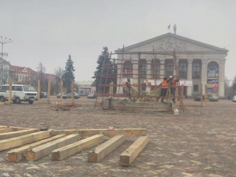 Казкове містечко розбудовується: у Чернігові почали встановлювати головну новорічну ялинку