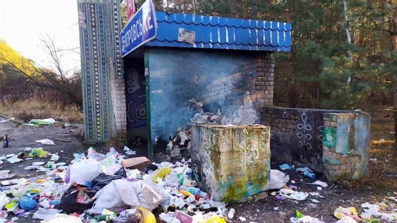 На Чернігівщині подорожуючі перетворюють зупинкові комплекси на сміттєзвалища