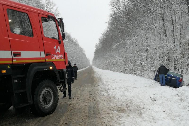 Наслідки негоди: Чернігівські рятувальники допомагали автомобілістам