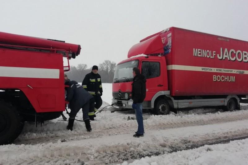 Наслідки негоди: Чернігівські рятувальники допомагали автомобілістам