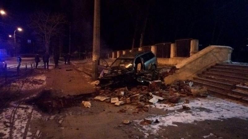 П'яний водій збив дерево, електроопору та в’їхав у сходи чернігівської школи №13