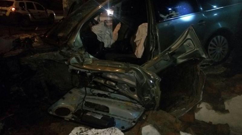 П'яний водій збив дерево, електроопору та в’їхав у сходи чернігівської школи №13