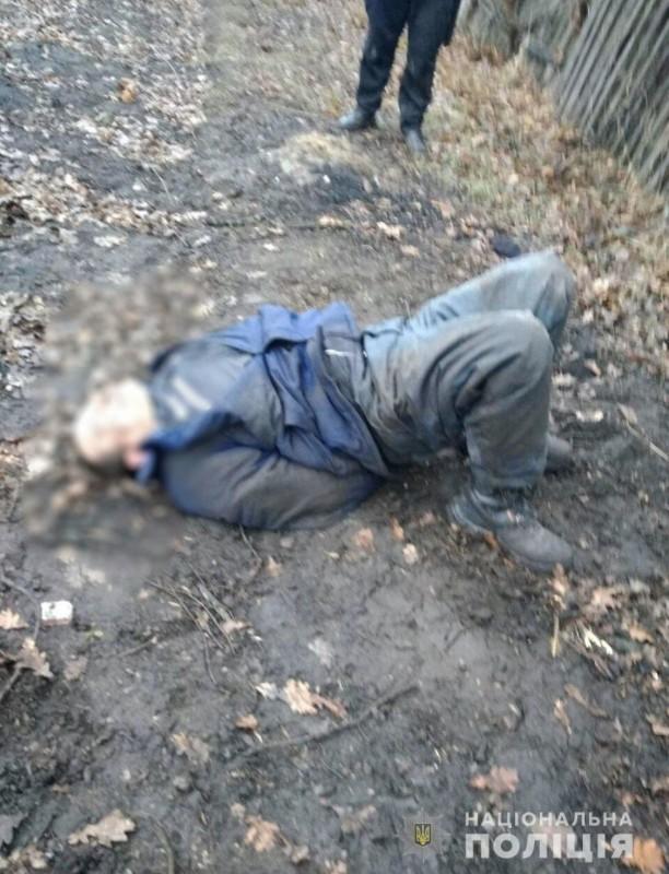 Ни смотря ни на что: на Черниговщине полицейский охраны задержал ранившего его ножом мужчину