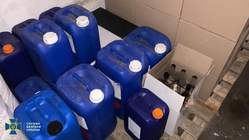 Контрафактный алкоголь, производимый на Черниговщине в промышленных масштабах, продавали по всей стране