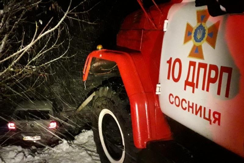 Наслідки негоди: Чернігівські рятувальники допомагали автомобілістам