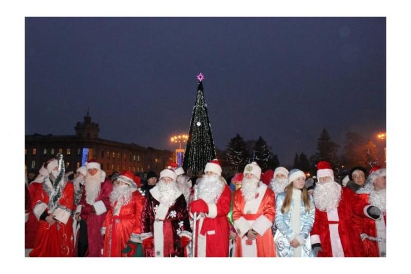 Новорічні ялинки на Красній площі Чернігова в різні роки (Фото)