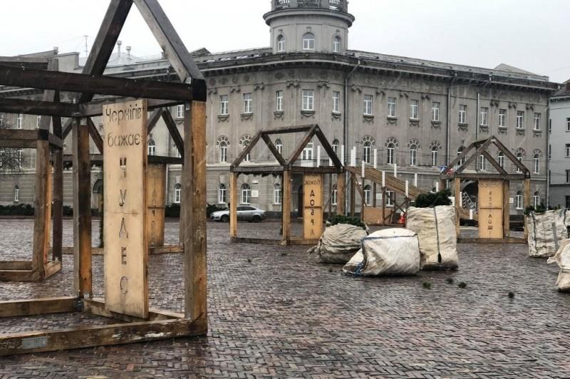 У Чернігові прибирають ялинку з Красної площі (Фотофакт)