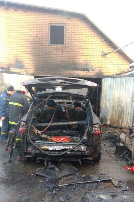 Пожежа в гаражі: на Чернігівщині згорів автомобіль