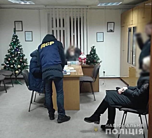 Посередник не допоміг: начальницю управління одного з ОТГ Чернігівщини спіймали на хабарі
