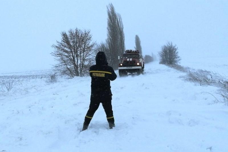 Наслідки негоди: Чернігівські рятувальники допомагали автомобілістам