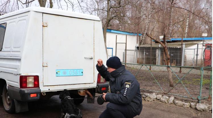 Чернігівські поліцейські кінологи спростували міф про наркозалежних собак