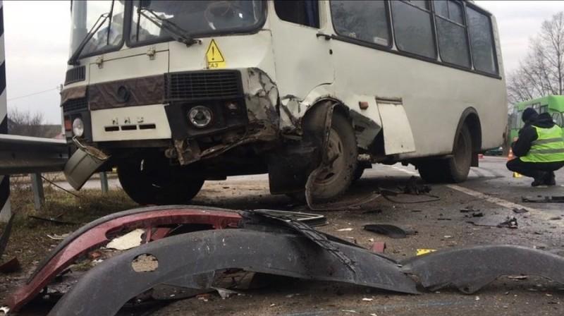 Під Черніговом зіштовхнулись автобус та легковик: є загиблі