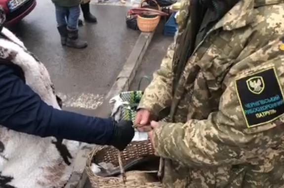 В Острі складено протокол на жінку, яка торгувала рибою (Відео)