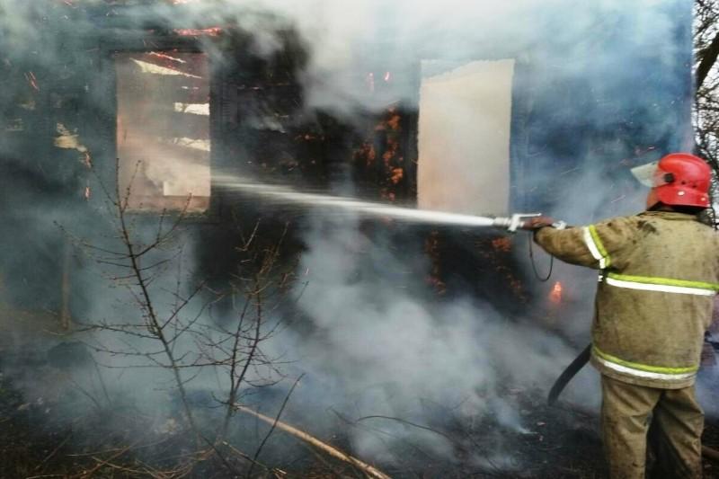 За добу чернігівські вогнеборці врятували людину та ліквідували десять пожеж