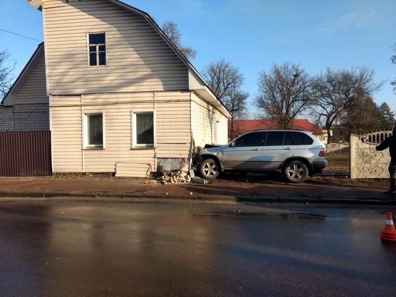 Чернігівка не впоралась з керуванням та влетіла у стіну приватного будинку
