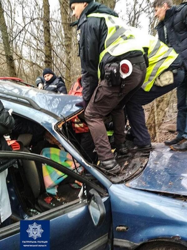 ДТП на Чернігівщині: постраждалих затисло в розбитому авто