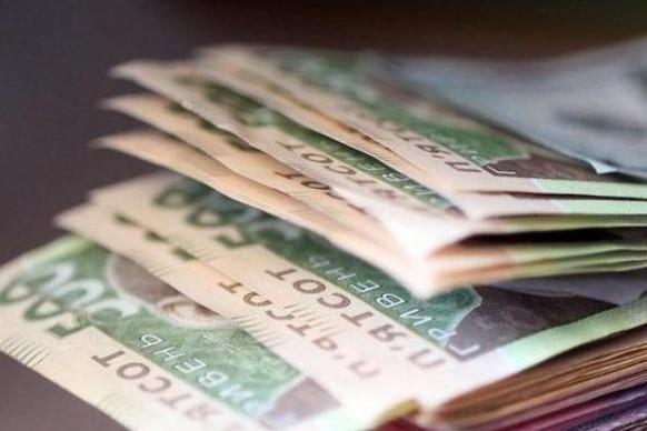 Уряд прив’язав зарплату чиновників до середньої заробітної плати в країні