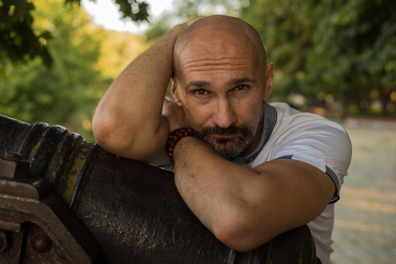 «Адекватні росіяни, хоча їх було небагато, вибачалися». Чернігівський актор розповів про зйомки фільму «Черкаси»