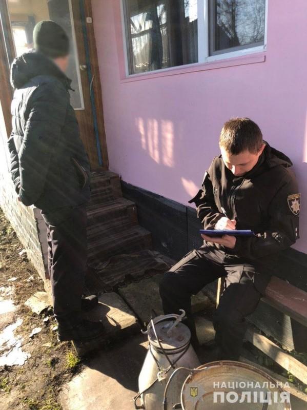 Больше сотни литров алкоголя уничтожили полицейские Черниговщины