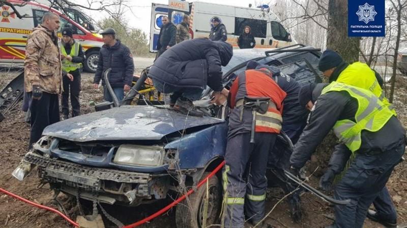 ДТП на Чернігівщині: постраждалих затисло в розбитому авто