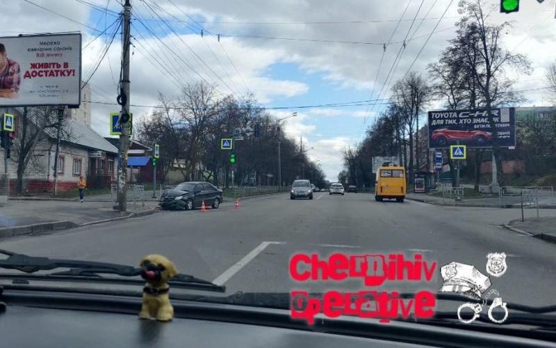 ДТП у Чернігові на перехресті (Фотофакт)