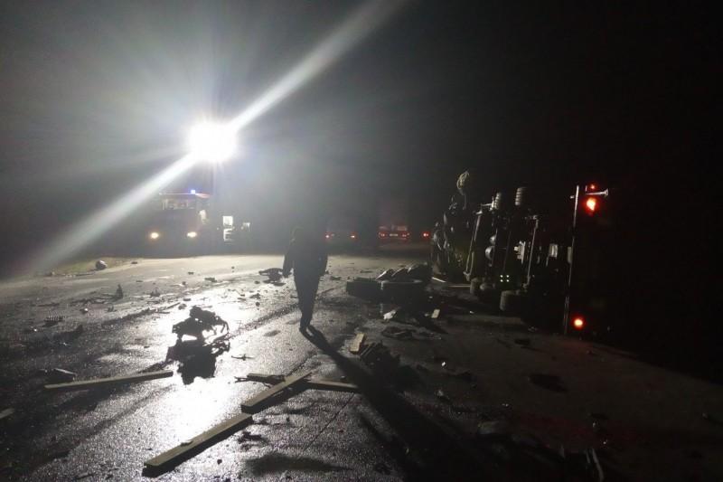 Один водій загинув на місці, другий помер у лікарні: зіткнення вантажівок на Чернігівщині