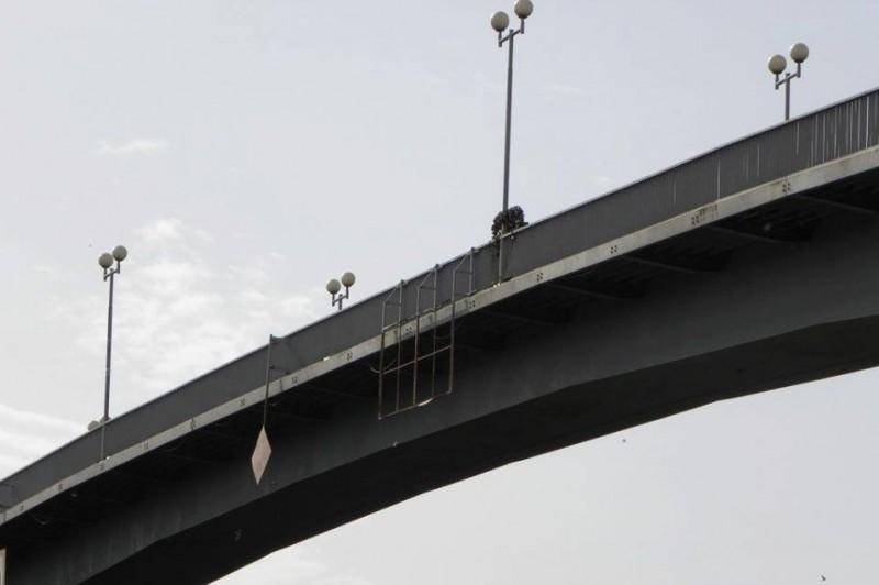 Надзвичайники врятували жінку, яка намагалася стрибнути з пішохідного мосту